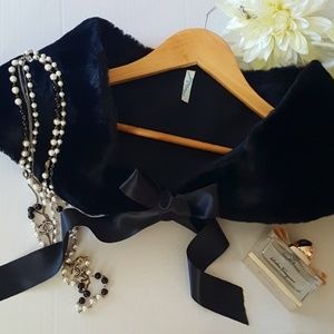 🎉🎊NEW~ Faux Fur Black Collar Shoulder Wrap. NWOT